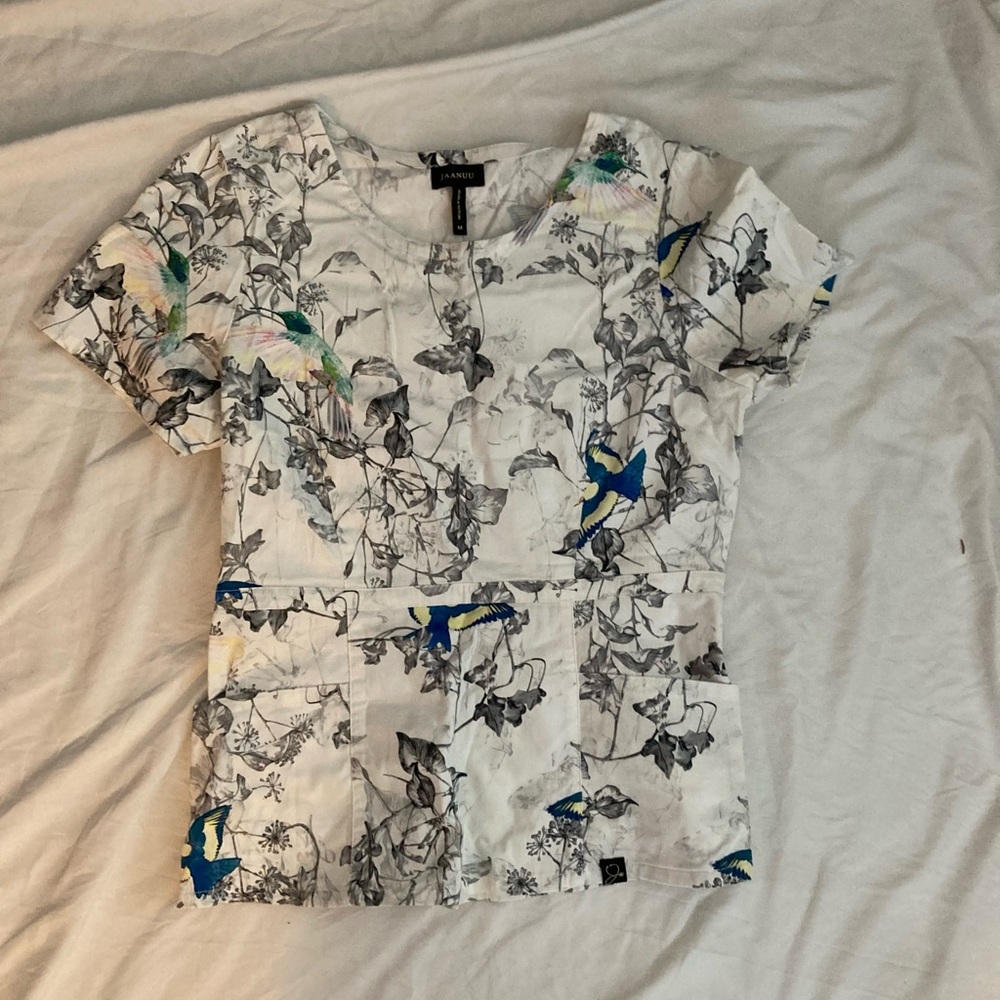 Jaanuu Scrub Top Birds & Floral Print – Size M